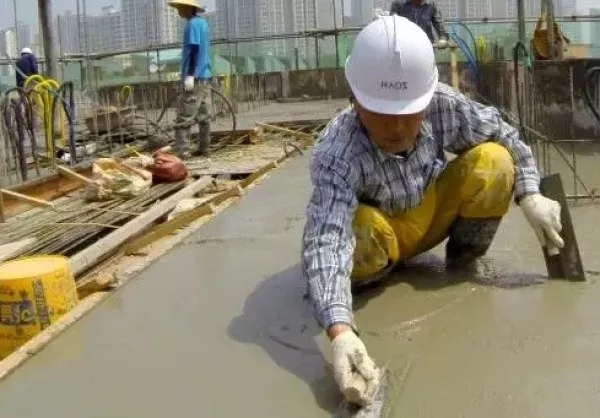 农村建房浇筑完水泥还要洒几天水？